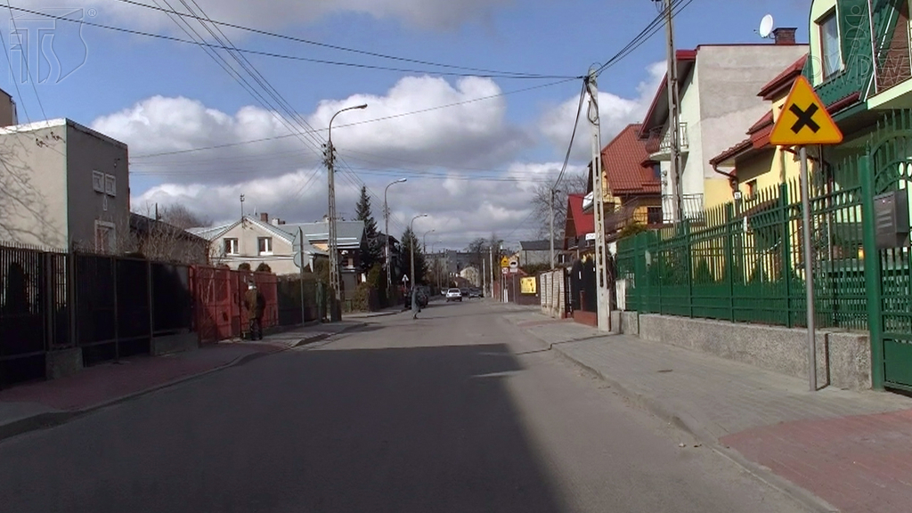 Are you warned in this situation of an intersection where there are no right of way signs?